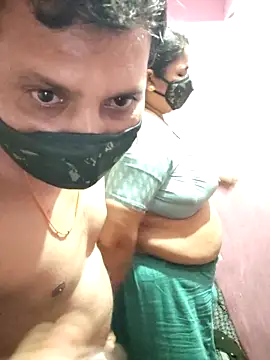 Foto porno gujjuhotcouple ne arata tot la camera pe KUR.ro