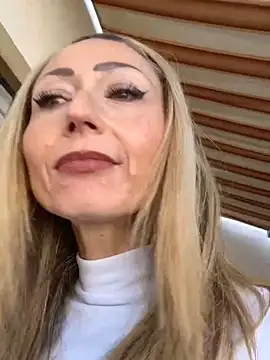 Album foto porno harleyejoker1 se dezbraca la web pe StripChat