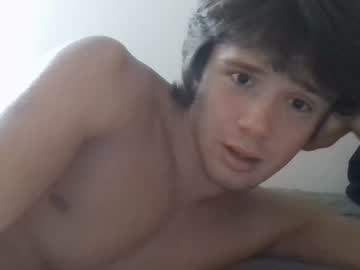 Foto porno hunglikecrazyy ne arata tot la camera pe KUR.ro