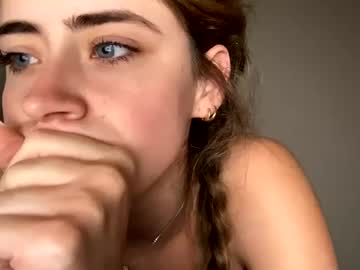 Foto porno itslolaskye se dezbraca la web pe Chaturbate pe KUR.ro
