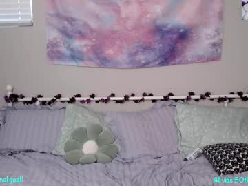 Foto porno itsnikkisweet ne arata tot la camera pe KUR.ro