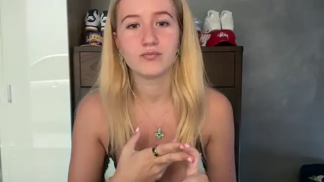 Foto porno itssosierra descoperita pe video chat pe KUR.ro