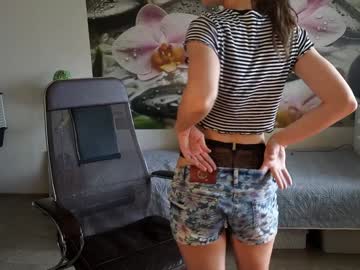 Foto porno jennycutey ne arata tot la camera pe KUR.ro