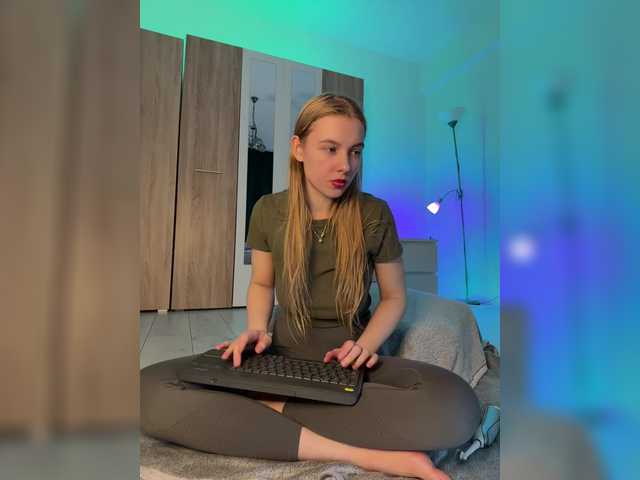 Foto porno jucieLussie se dezbraca la web pe BongaCams pe KUR.ro