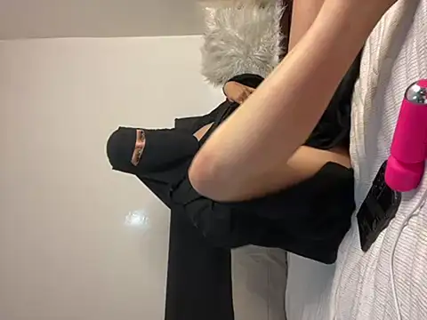Foto porno Sex online cu jyjyelamira pe KUR.ro