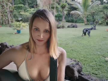 Foto porno kaileeshy ne arata tot la camera pe KUR.ro