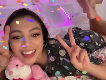 Foto porno keirasworld se dezbraca la web pe Chaturbate pe KUR.ro