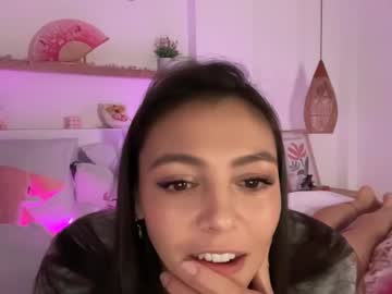 Foto porno keirasworld se dezbraca la web pe Chaturbate pe KUR.ro