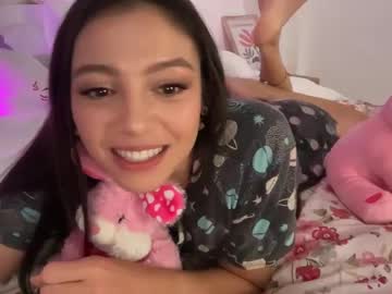 Foto porno keirasworld se dezbraca la web pe Chaturbate pe KUR.ro