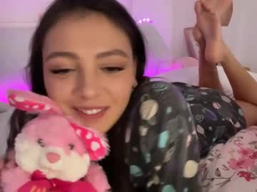 Foto porno keirasworld se dezbraca la web pe Chaturbate pe KUR.ro
