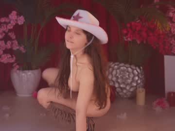 Foto porno kittycaitlin se dezbraca la web pe Chaturbate pe KUR.ro