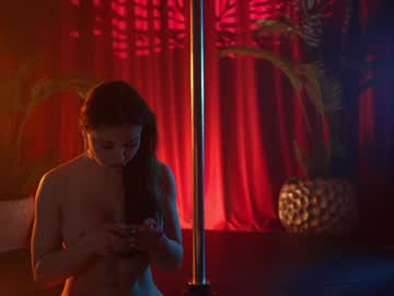 Foto porno kittycaitlin se dezbraca la web pe Chaturbate pe KUR.ro