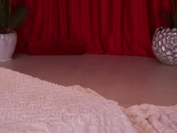 Foto porno kittycaitlin se dezbraca la web pe Chaturbate pe KUR.ro