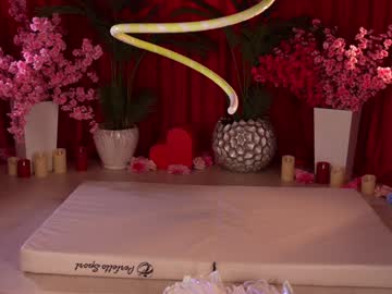 Foto porno kittycaitlin se dezbraca la web pe Chaturbate pe KUR.ro