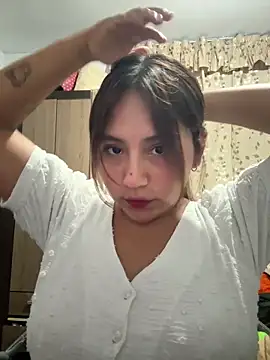 Foto porno kittyfresita se dezbraca la web pe StripChat pe KUR.ro