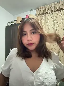 Foto porno kittyfresita se dezbraca la web pe StripChat pe KUR.ro