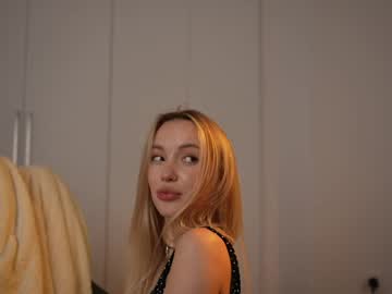 Foto porno kriss0leoo se dezbraca la web pe Chaturbate pe KUR.ro