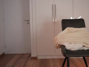 Foto porno kriss0leoo se dezbraca la web pe Chaturbate pe KUR.ro