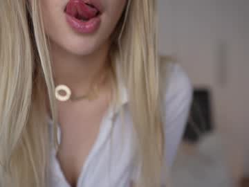 Foto porno kriss0leoo se dezbraca la web pe Chaturbate pe KUR.ro