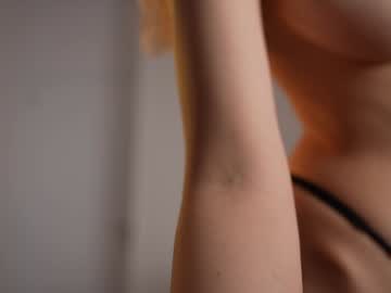 Foto porno kriss0leoo se dezbraca la web pe Chaturbate pe KUR.ro