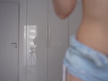 Foto porno kriss0leoo se dezbraca la web pe Chaturbate pe KUR.ro