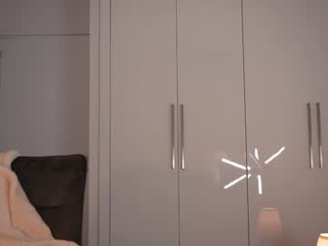 Foto porno kriss0leoo se dezbraca la web pe Chaturbate pe KUR.ro