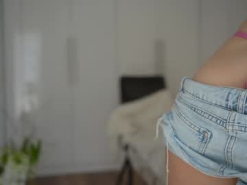 Foto porno kriss0leoo se dezbraca la web pe Chaturbate pe KUR.ro