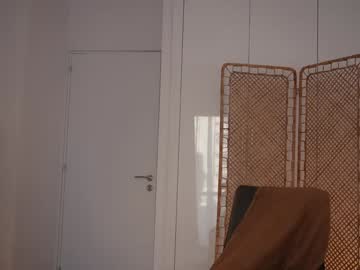 Foto porno kriss0leoo se dezbraca la web pe Chaturbate pe KUR.ro