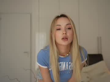 Foto porno kriss0leoo se dezbraca la web pe Chaturbate pe KUR.ro