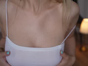 Foto porno kriss0leoo se dezbraca la web pe Chaturbate pe KUR.ro