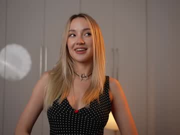 Foto porno kriss0leoo se dezbraca la web pe Chaturbate pe KUR.ro