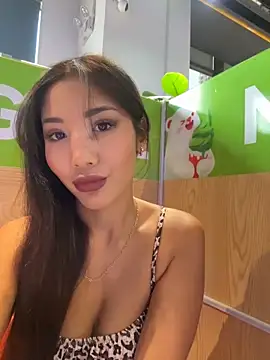 Foto porno lean_lie8 ne arata tot la camera pe KUR.ro