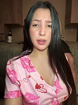 Foto porno licky_lu se dezbraca la web pe StripChat pe KUR.ro