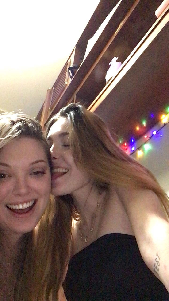 lilafg ne arata tot la camera