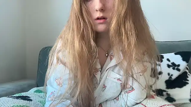 Foto porno lilsbabyxo ne arata tot la camera pe KUR.ro