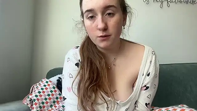 Foto porno lilsbabyxo ne arata tot la camera pe KUR.ro