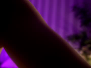 Foto porno littlee33 ne arata tot la camera pe KUR.ro