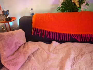 Foto porno littlee33 ne arata tot la camera pe KUR.ro