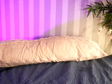 Foto porno littlee33 ne arata tot la camera pe KUR.ro