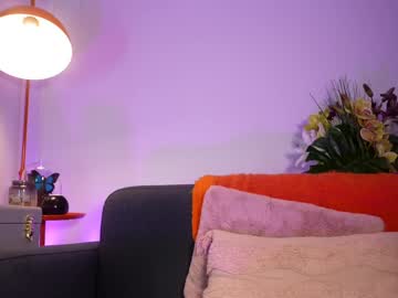 Foto porno littlee33 ne arata tot la camera pe KUR.ro