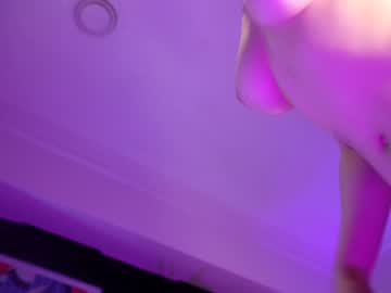 Foto porno littlee33 ne arata tot la camera pe KUR.ro