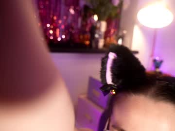 Foto porno littlee33 ne arata tot la camera pe KUR.ro