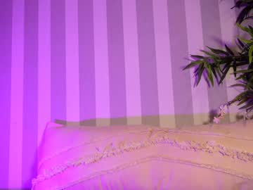 Foto porno littlee33 ne arata tot la camera pe KUR.ro