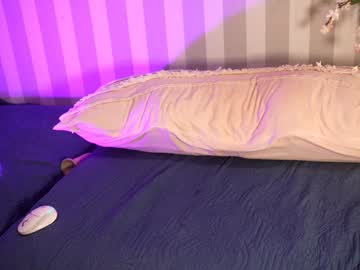 Foto porno littlee33 ne arata tot la camera pe KUR.ro