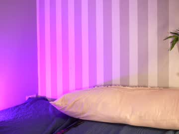 Foto porno littlee33 ne arata tot la camera pe KUR.ro