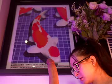 Foto porno littlee33 ne arata tot la camera pe KUR.ro