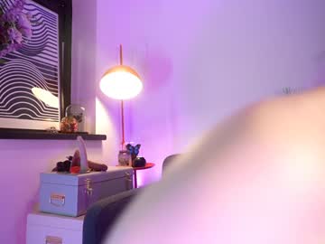 Foto porno littlee33 ne arata tot la camera pe KUR.ro