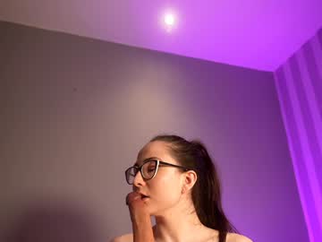 Foto porno littlee33 ne arata tot la camera pe KUR.ro