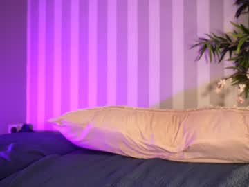 Foto porno littlee33 ne arata tot la camera pe KUR.ro