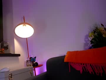 Foto porno littlee33 ne arata tot la camera pe KUR.ro